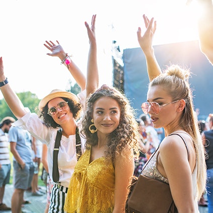 Look festival de verão: ideias de outfit para homem e mulher